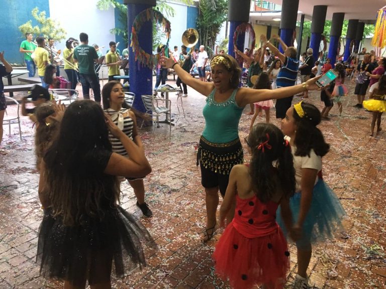 Carnaval: FOLIA e ALEGRIA  da infância a terceira idade