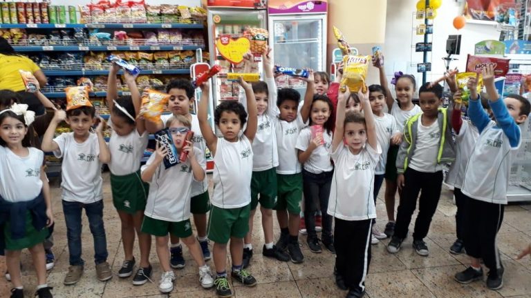 Os alunos do 1º Ano do EF1, visitaram um supermercado para práticas muito cotidianas